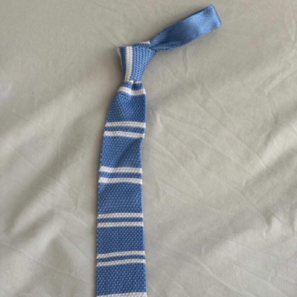 Tommy Hilfiger Blue & White Knit Silk Striped Tie Like New